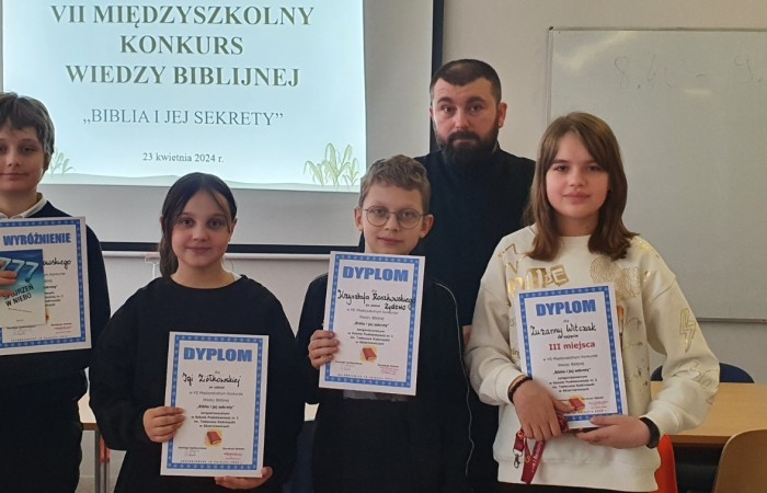 Igunia, Zuzia,Janek i Krzyś z dyplomami